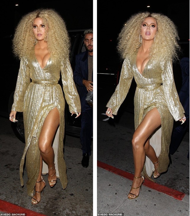 Khloe Kardashian wears a low-cut dress showing off her 'huge' bust, pH๏τo 2