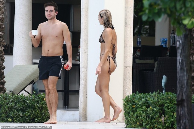 Dua Lipa nóng bỏng với bikini da báo, ‘khóa môi’ bạn trai nồng nàn đón năm mới ảnh 4