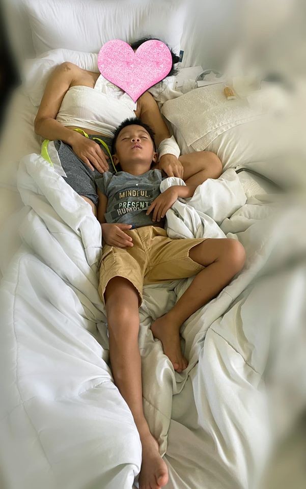 Hồng Ngọc lộ vết bỏng lớn ở chân, xúc động vì thấy con gái nhỏ lo lắng ảnh 2