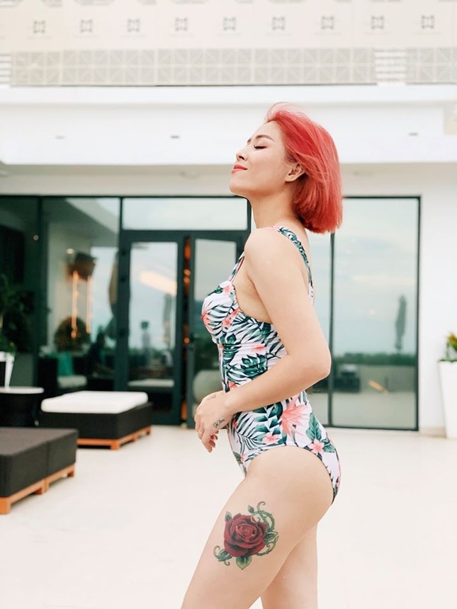 MC Hoàng Linh khoe đường cong sexy với đồ bơi, hình xăm lớn ở đùi thành tâm điểm ảnh 2