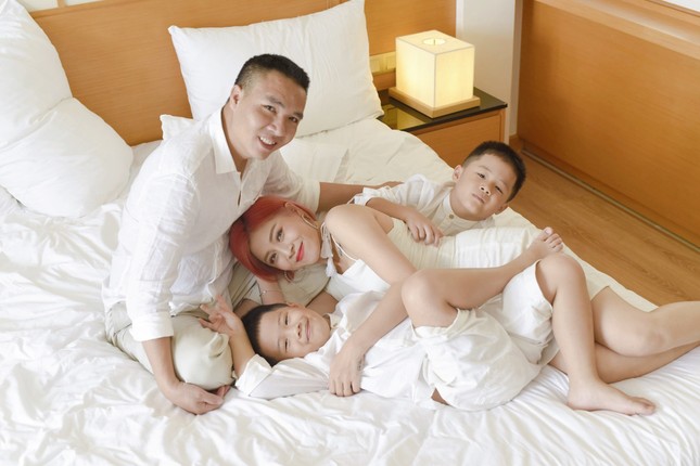 MC Hoàng Linh khoe đường cong sexy với đồ bơi, hình xăm lớn ở đùi thành tâm điểm ảnh 5