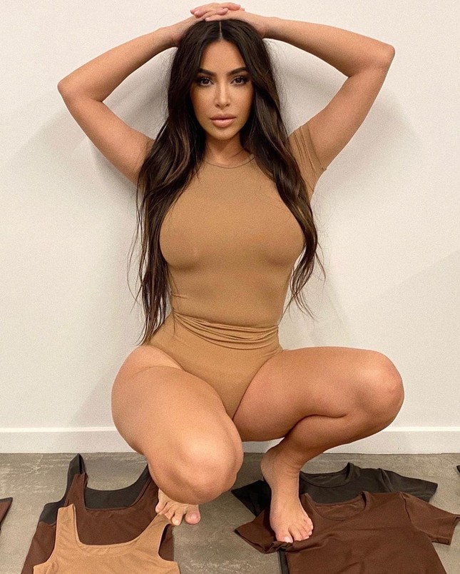 Kim Kardashian shows off her 'huge' bust in lingerie pH๏τo 4