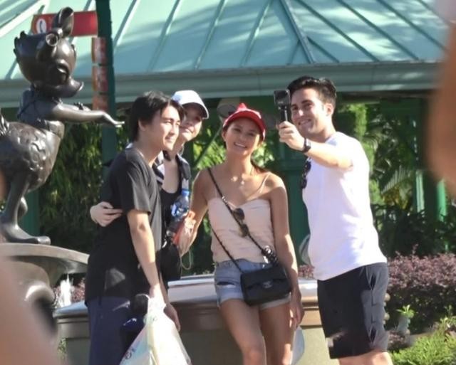 Hề Mộng Dao và chồng đi chơi giữa lúc chuẩn bị tang lễ cho ‘vua sòng bài’ Macau ảnh 3