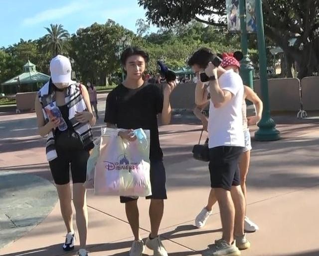 Hề Mộng Dao và chồng đi chơi giữa lúc chuẩn bị tang lễ cho ‘vua sòng bài’ Macau ảnh 2