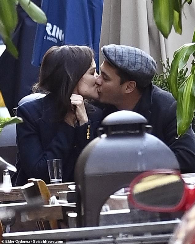 Katie Holmes và tình trẻ ‘dính như sam’, ôm hôn say đắm nơi công cộng ảnh 2