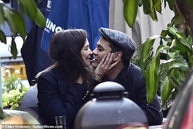 Katie Holmes và tình trẻ ‘dính như sam’, ôm hôn say đắm nơi công cộng ảnh 3