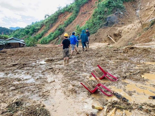CẬP NHẬT: Tìm thấy 5 thi thể vụ lở núi khiến 11 người bị vùi lấp ở Phước Sơn ảnh 4
