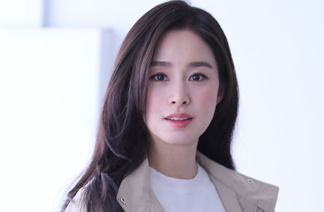 Nữ nha sĩ nóng bỏng 52 tuổi bị ‘ném đá’ vì tự nhận đẹp hơn Kim Tae Hee ảnh 2