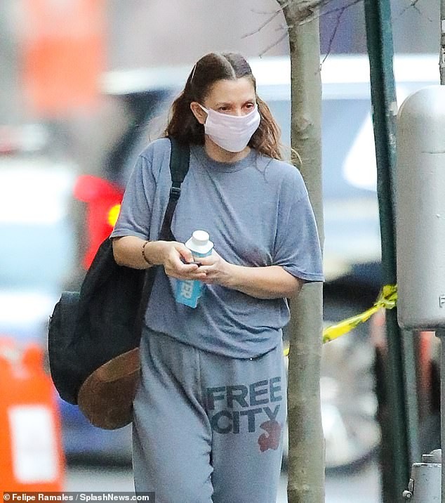 Sao ‘Những thiên thần của Charlie’ chân trần, ‘thả rông’ trên phố New York ảnh 2