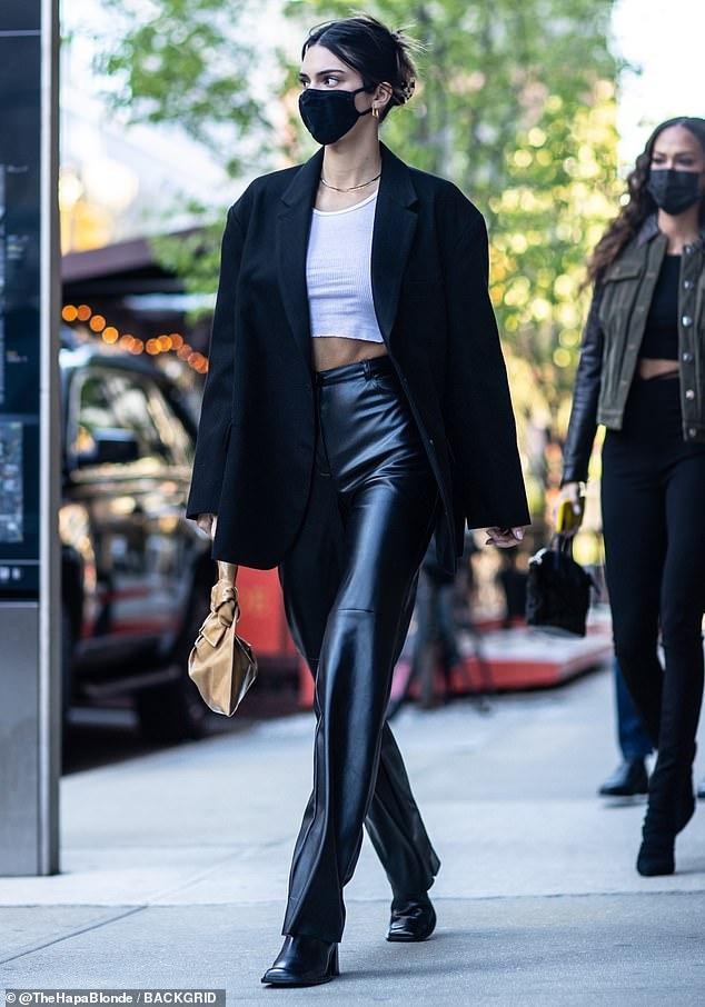 Kendall Jenner 'let loose' on the street like on a catwalk, overwhelming her colleagues in photo 4