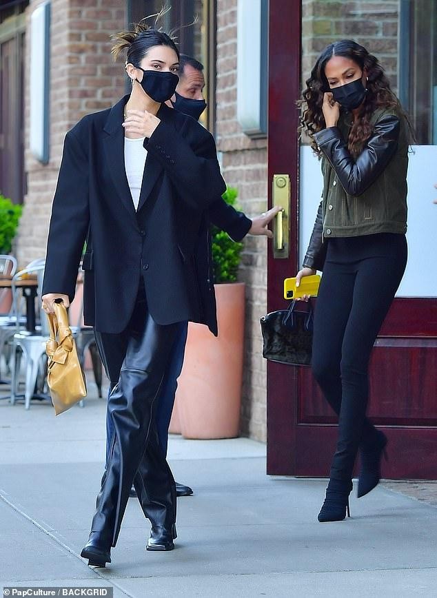 Kendall Jenner 'let loose' on the street like on a catwalk, overwhelming her colleagues in photo 6