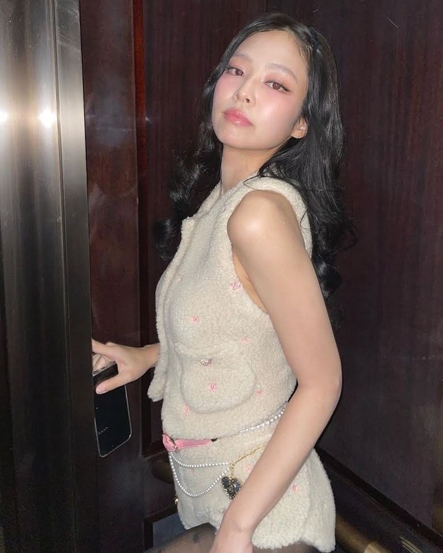 Cư dân mạng chê Jennie (BlackPink) mặc quần quá ngắn ảnh 1