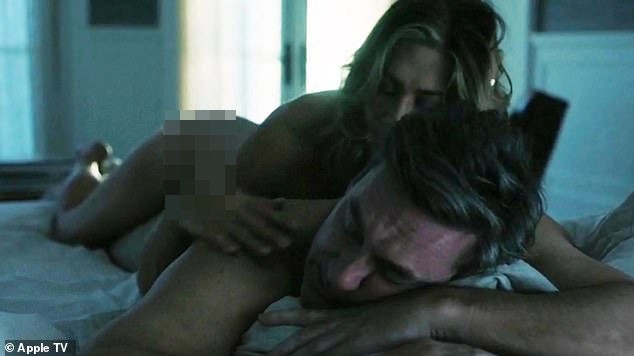 Vợ cũ Brad Pitt gây sốt với vóc dáng tuổi 54 trong cảnh khỏa thân ảnh 1