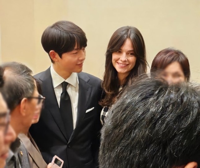 Khoảnh khắc Song Joong Ki và vợ Tây trong đám cưới em gái ảnh 3