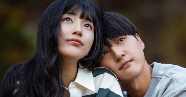 Cảnh hôn nóng bỏng của tình đầu quốc dân Suzy khiến người xem nín thở ảnh 1