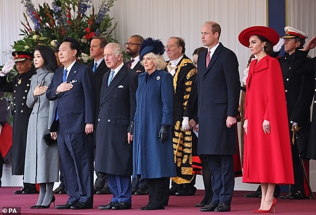 Khoảnh khắc của William và Kate gây bão mạng ảnh 2