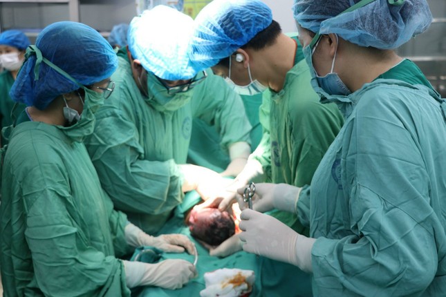 Hai bệnh viện đầu ngành phối hợp cứu trẻ sơ sinh nguy kịch ảnh 1