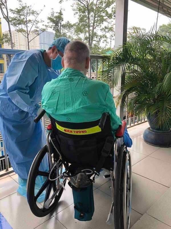 Phi công người Anh đang tập đi, viện phí điều trị COVID-19 được bảo hiểm chi trả ảnh 1