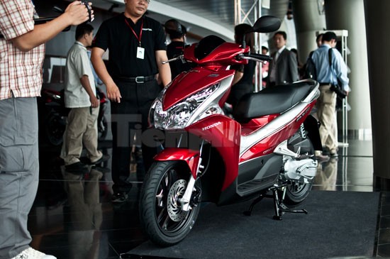 Honda Air Blade 2011: Giá mới, động cơ cũ ảnh 3