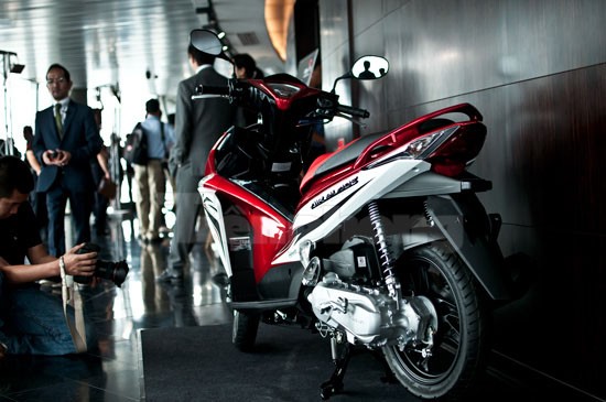 Honda Air Blade 2011: Giá mới, động cơ cũ ảnh 4