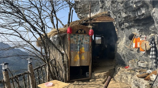 Trung Quốc: Thanh niên 21 tuổi ‘nghỉ hưu’, về dựng lều sống cheo leo trên núi ảnh 1
