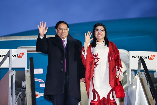 Thủ tướng Phạm Minh Chính tới Thụy Sĩ, bắt đầu chuyến công tác dự WEF Davos 2024 ảnh 1