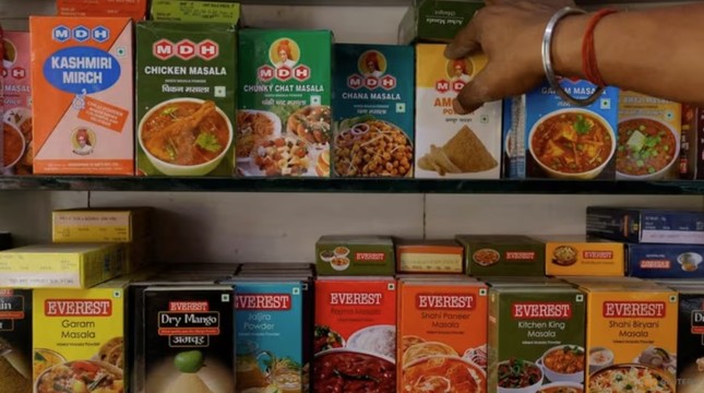 Ấn Độ kiểm tra toàn bộ cơ sở gia vị sau vụ phát hiện chất gây ung thư trong bột cà ri ảnh 1