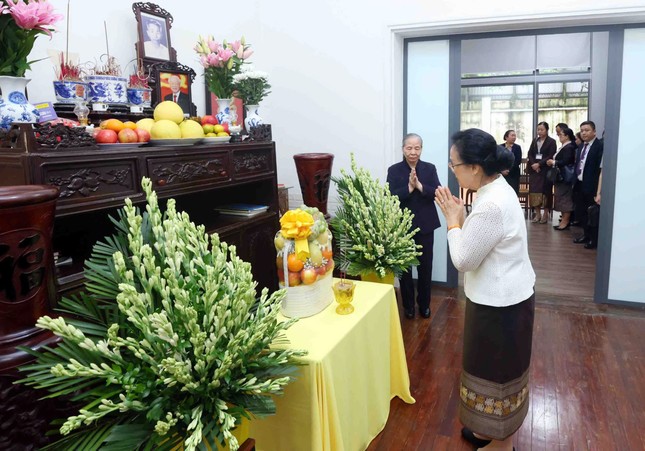 Phu nhân Tổng Bí thư, Chủ tịch nước Lào thăm Phu nhân cố Tổng Bí thư Nguyễn Phú Trọng ảnh 3