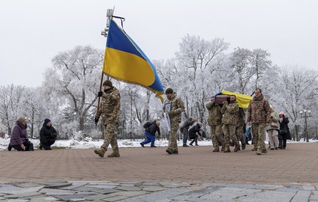 Mỹ ép Ukraine hạ tuổi tuyển quân để tiếp tục chiến đấu với Nga ảnh 1