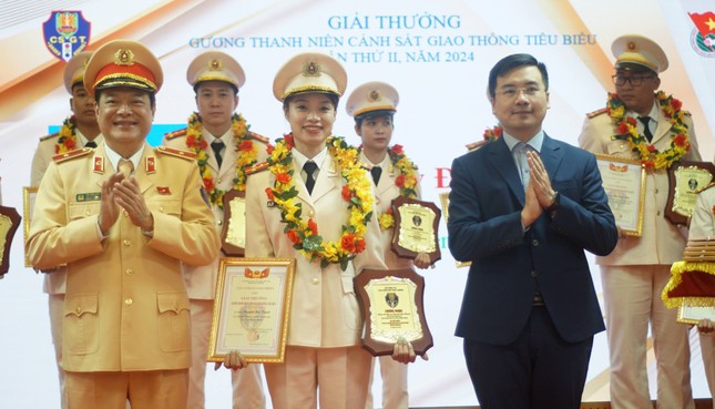 Tuyên dương 61 'Gương thanh niên CSGT tiêu biểu' ảnh 9