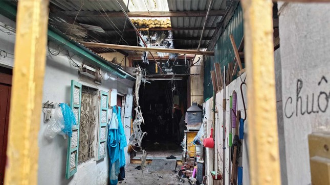Vụ cháy nhà trong đêm ở Hà Nội: 6 người trong gia đình kịp thời thoát nạn ảnh 1