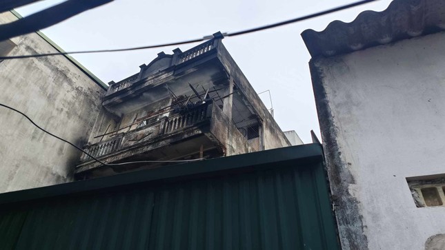 Vụ cháy nhà trong đêm ở Hà Nội: 6 người trong gia đình kịp thời thoát nạn ảnh 4
