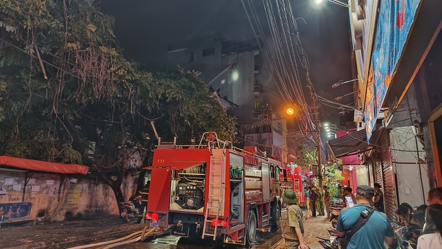 [CẬP NHẬT]: Cháy lớn tại ngôi nhà 6 tầng trên phố Định Công Hạ, đang đưa nạn nhân ra ngoài ảnh 3