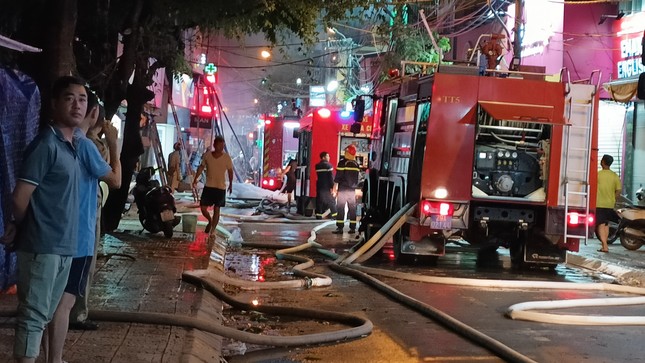 Hình ảnh người lính cứu hỏa nỗ lực chữa cháy ngôi nhà 6 tầng trên phố Định Công Hạ- Ảnh 1.