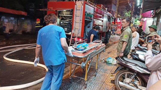 [CẬP NHẬT]: Cháy lớn tại ngôi nhà 6 tầng trên phố Định Công Hạ, đang đưa nạn nhân ra ngoài ảnh 5