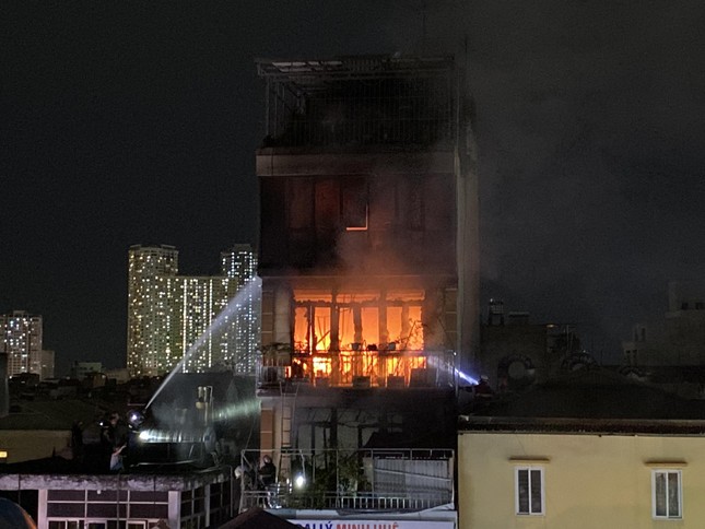 Hình ảnh người lính cứu hỏa nỗ lực chữa cháy ngôi nhà 6 tầng trên phố Định Công Hạ- Ảnh 2.