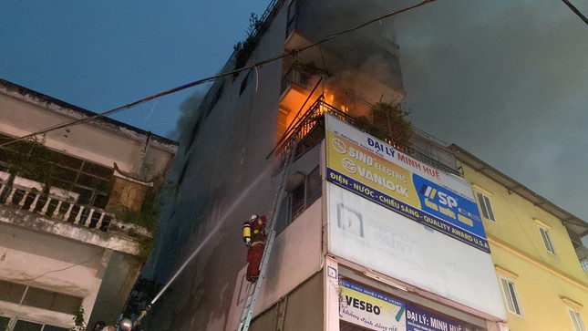 Hình ảnh người lính cứu hỏa nỗ lực chữa cháy ngôi nhà 6 tầng trên phố Định Công Hạ- Ảnh 8.