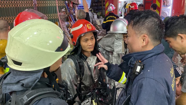 Hình ảnh người lính cứu hỏa nỗ lực chữa cháy ngôi nhà 6 tầng trên phố Định Công Hạ- Ảnh 7.