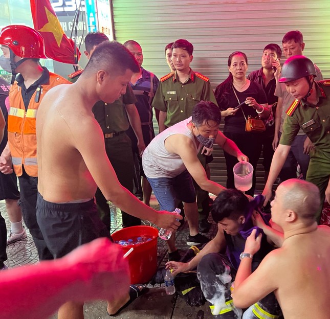 Hình ảnh người lính cứu hỏa nỗ lực chữa cháy ngôi nhà 6 tầng trên phố Định Công Hạ- Ảnh 13.