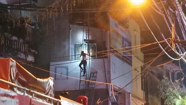 Hình ảnh người lính cứu hỏa nỗ lực chữa cháy ngôi nhà 6 tầng trên phố Định Công Hạ- Ảnh 6.