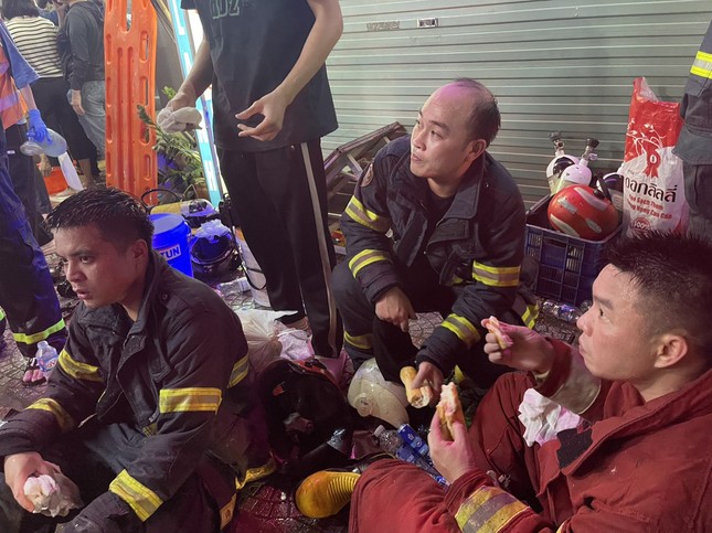 Hình ảnh người lính cứu hỏa nỗ lực chữa cháy ngôi nhà 6 tầng trên phố Định Công Hạ- Ảnh 12.