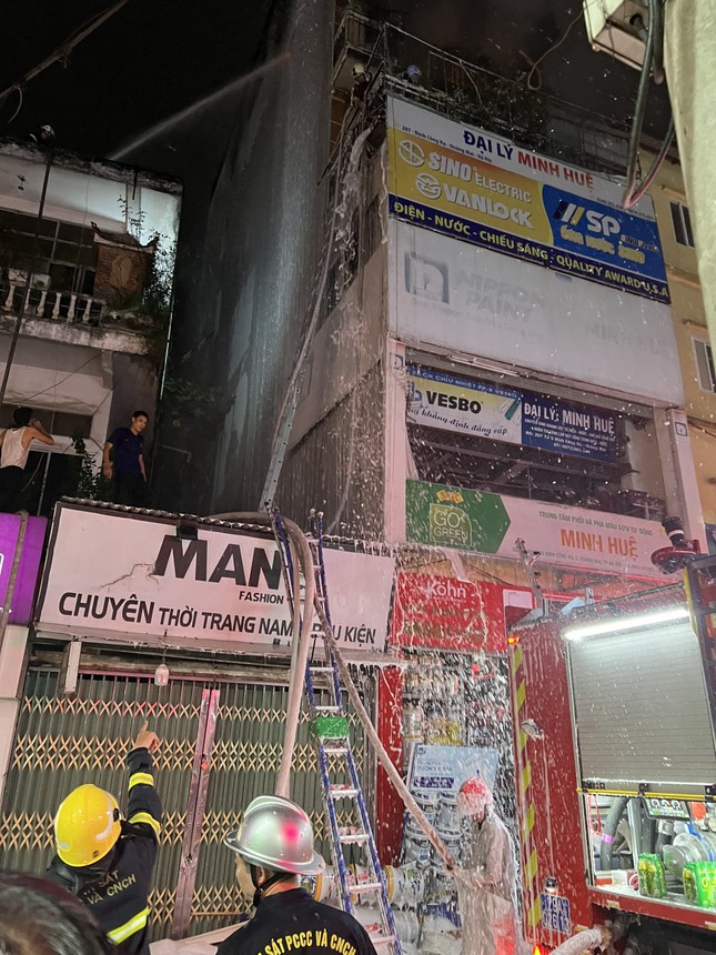 Hình ảnh người lính cứu hỏa nỗ lực chữa cháy ngôi nhà 6 tầng trên phố Định Công Hạ- Ảnh 3.