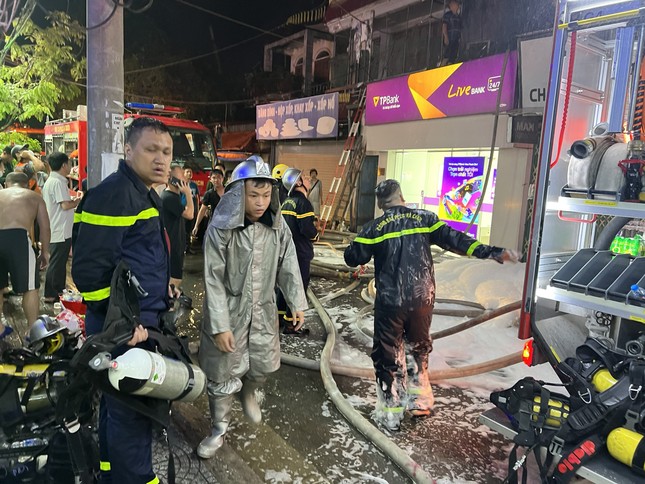 Hình ảnh người lính cứu hỏa nỗ lực chữa cháy ngôi nhà 6 tầng trên phố Định Công Hạ- Ảnh 4.
