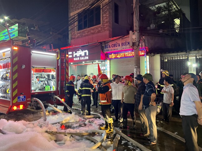 Hình ảnh người lính cứu hỏa nỗ lực chữa cháy ngôi nhà 6 tầng trên phố Định Công Hạ- Ảnh 5.