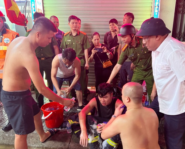 Hình ảnh người lính cứu hỏa nỗ lực chữa cháy ngôi nhà 6 tầng trên phố Định Công Hạ- Ảnh 9.