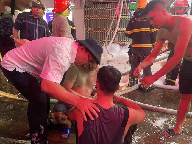 Hình ảnh người lính cứu hỏa nỗ lực chữa cháy ngôi nhà 6 tầng trên phố Định Công Hạ- Ảnh 10.