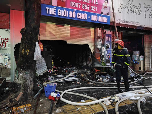 Hà Nội: Cháy cửa hàng bán đồ chơi xe điện, nhiều người thoát nạn ảnh 1