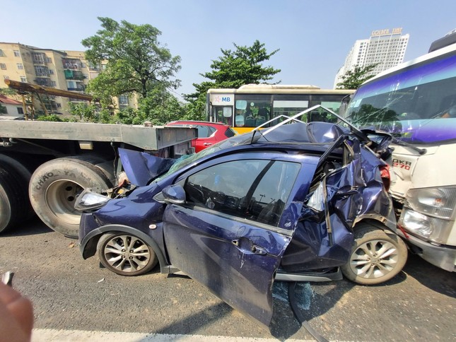 Hà Nội: Tai nạn ô tô liên hoàn, 4 người mắc kẹt ảnh 1