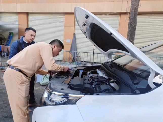 Ngày cuối giảm thuế trước bạ, CSGT hướng dẫn tận tình người dân đến đăng ký ô tô ảnh 9