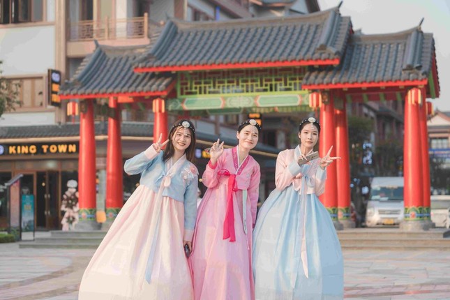 Giới trẻ Việt nức lòng khi dàn sao Hàn đổ bộ 'Trung tâm Hàn Quốc mới tại Hà Nội' ảnh 13